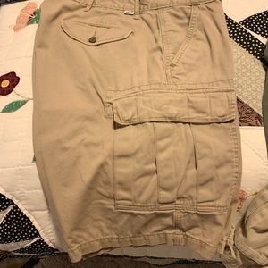 Levi’s cargo short size 42